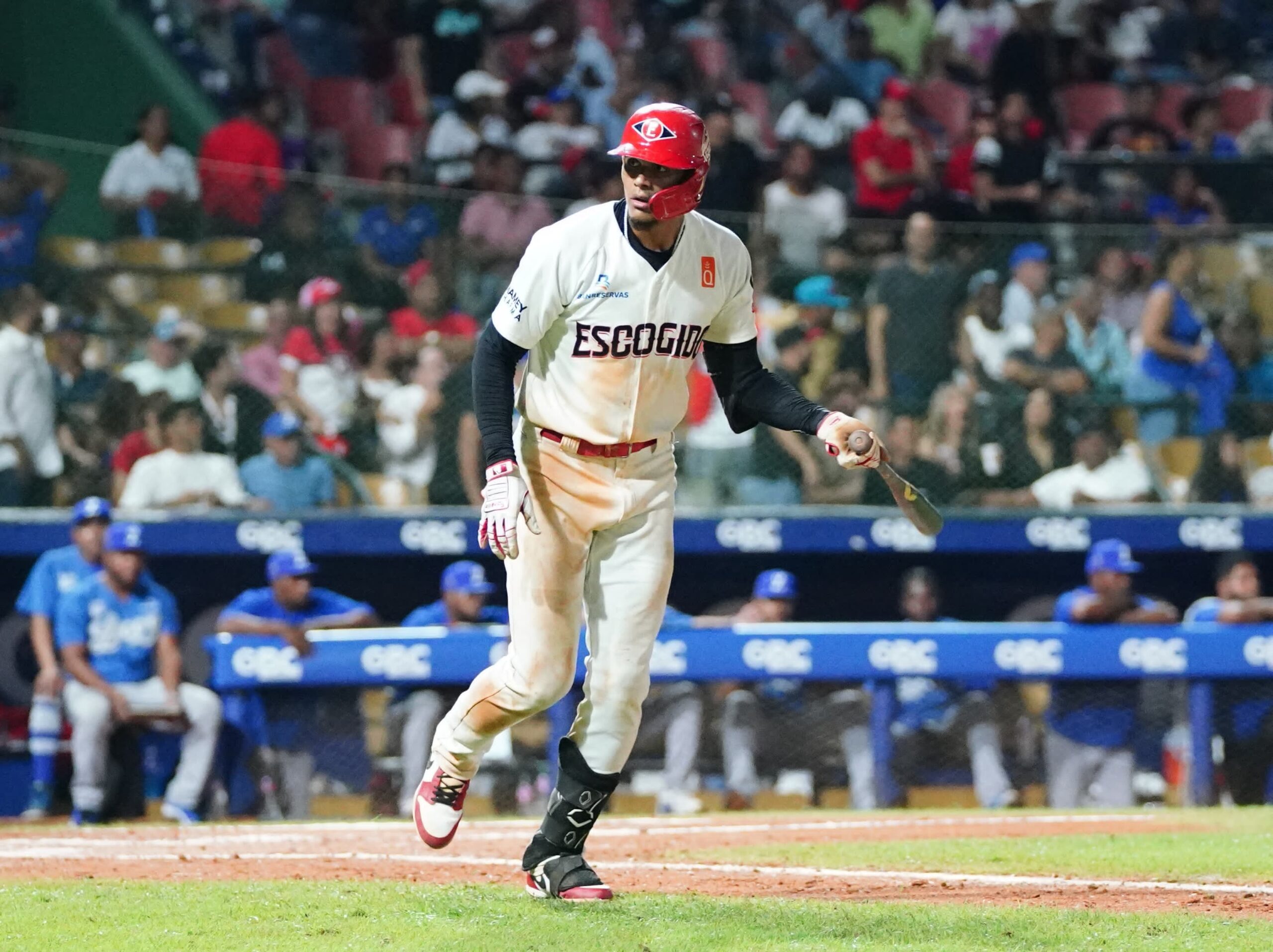 Leones informan que retienen a seis agentes libres