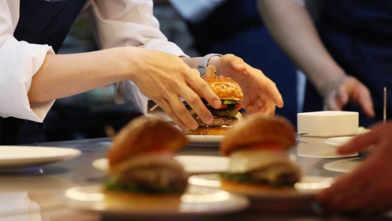 Hombre simula infartos para no pagar las comidas en España