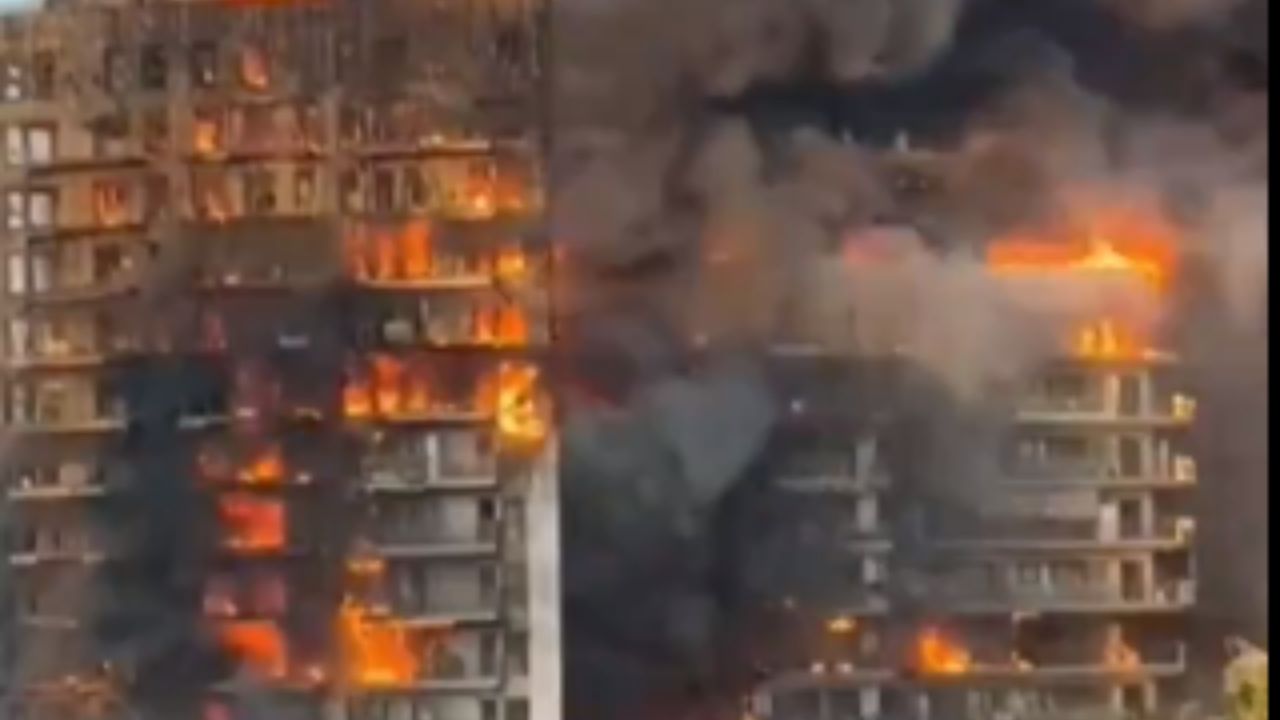 Incendio devora un edificio en la ciudad española de Valencia