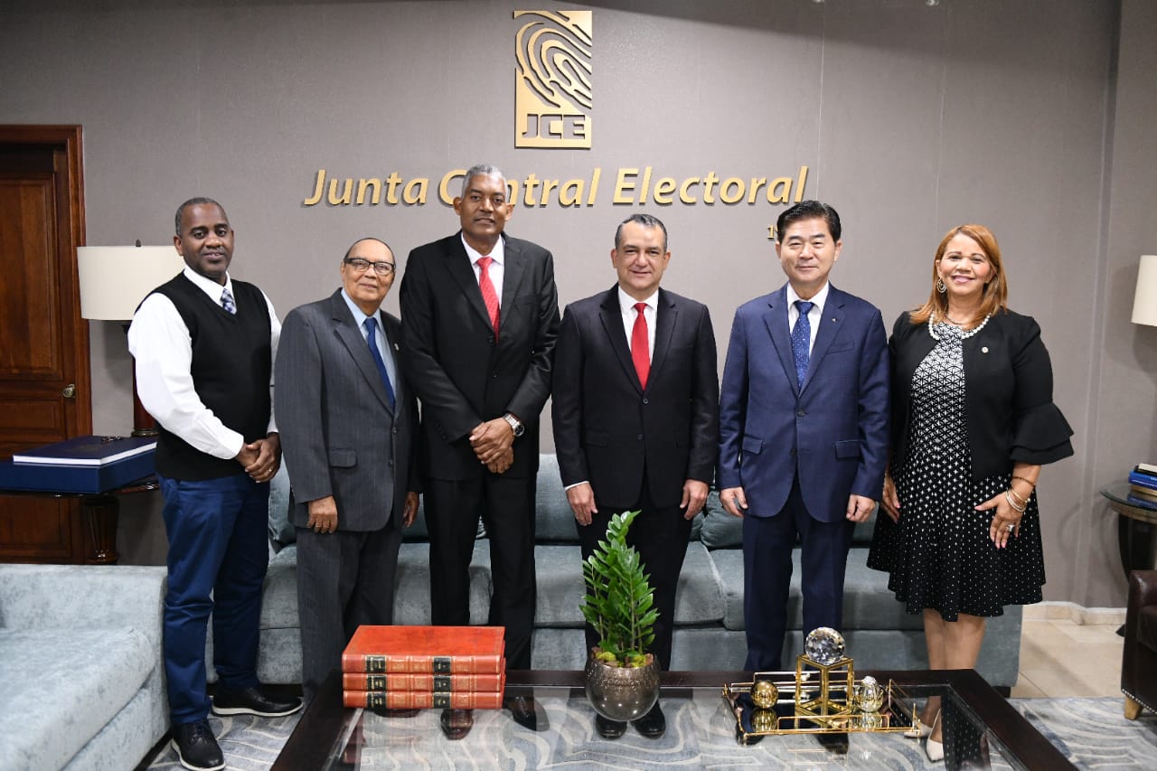 Presidente de JCE recibe visita de directivos del CODUE y conversan sobre elecciones