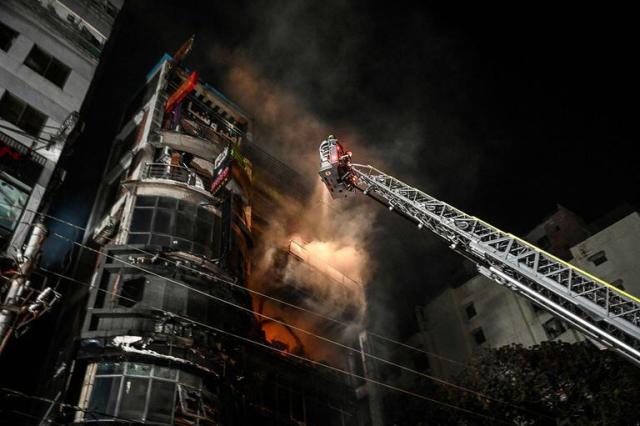 Al menos 43 muertos y 20 heridos deja incendio en un edificio comercial en Bangladesh