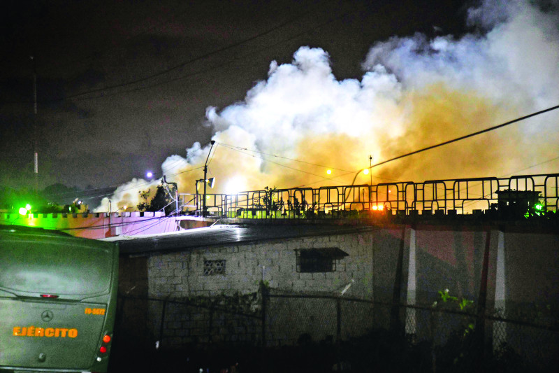 Familiares continúan la búsqueda de sus parientes tras incendio en cárcel de La Victoria