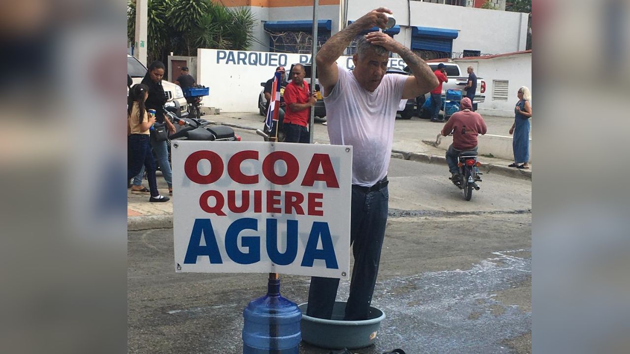 Wazar Gómez se baña en plena vía pública para denunciar escasez de agua en Ocoa