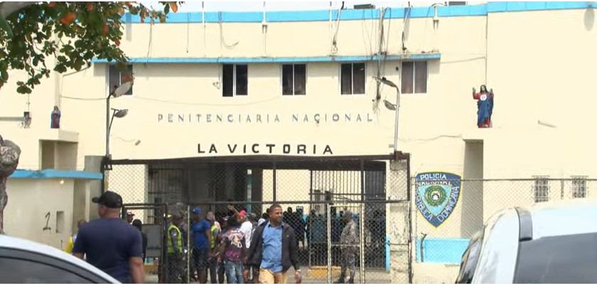 Siguen acudiendo a cárcel de La Victoria en busca de información