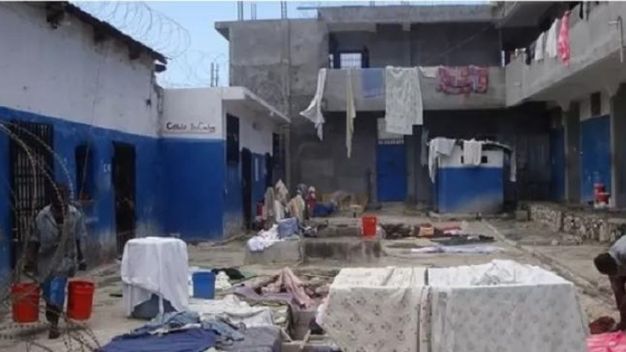 Reportan incendio en la principal cárcel de Haití, de donde huyeron miles de presos