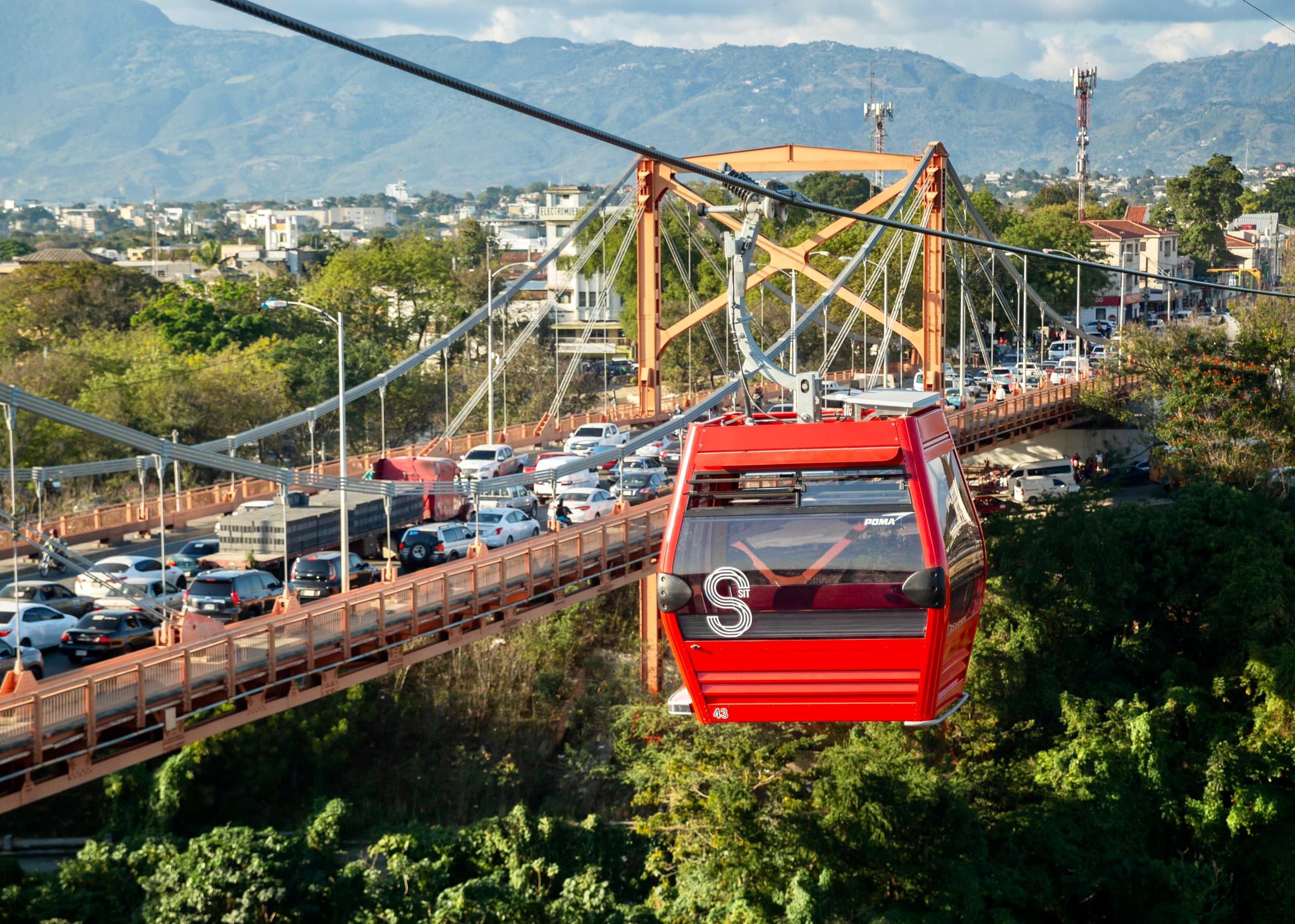 Abinader inaugura primer tramo del Teleférico de Santiago