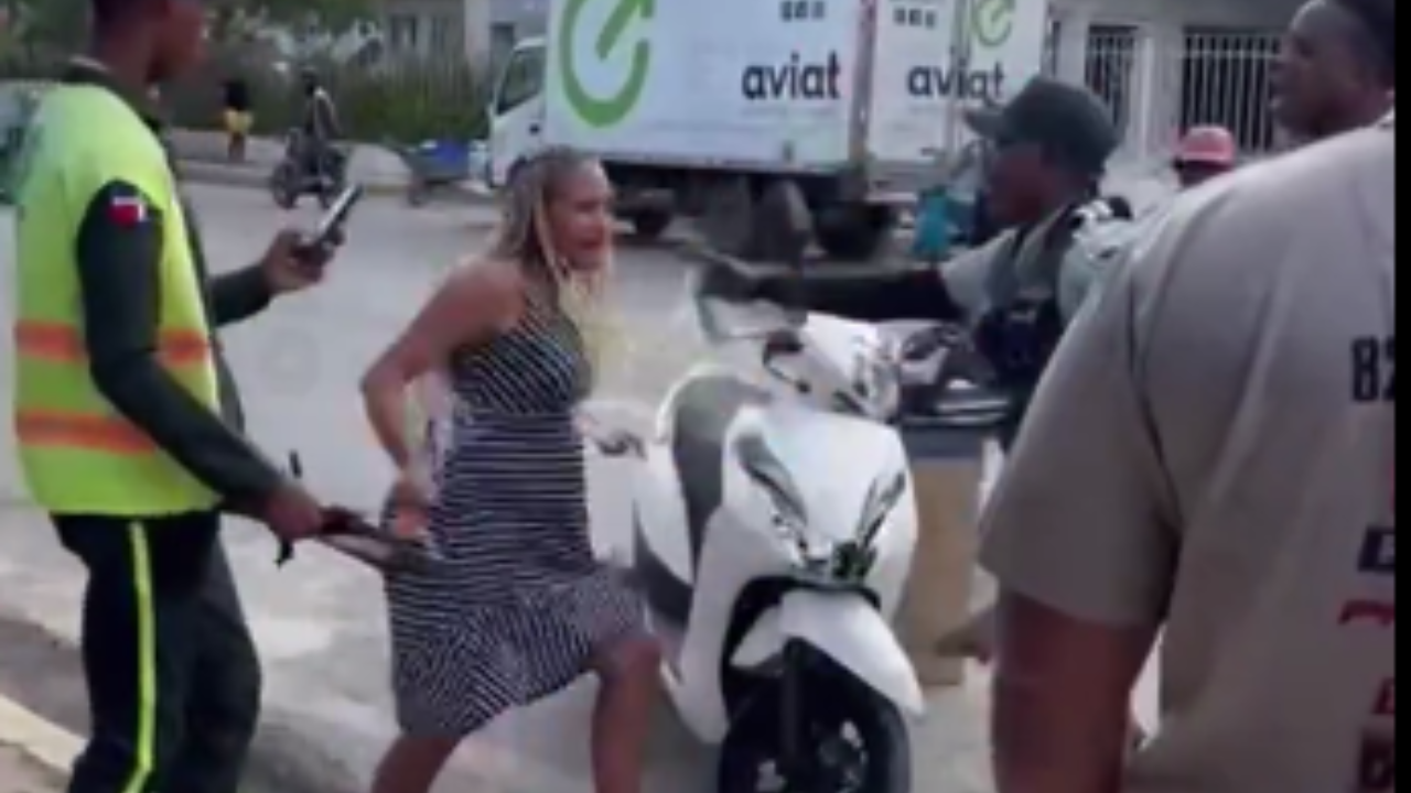 Mujer golpea agentes en Verón, Punta Cana