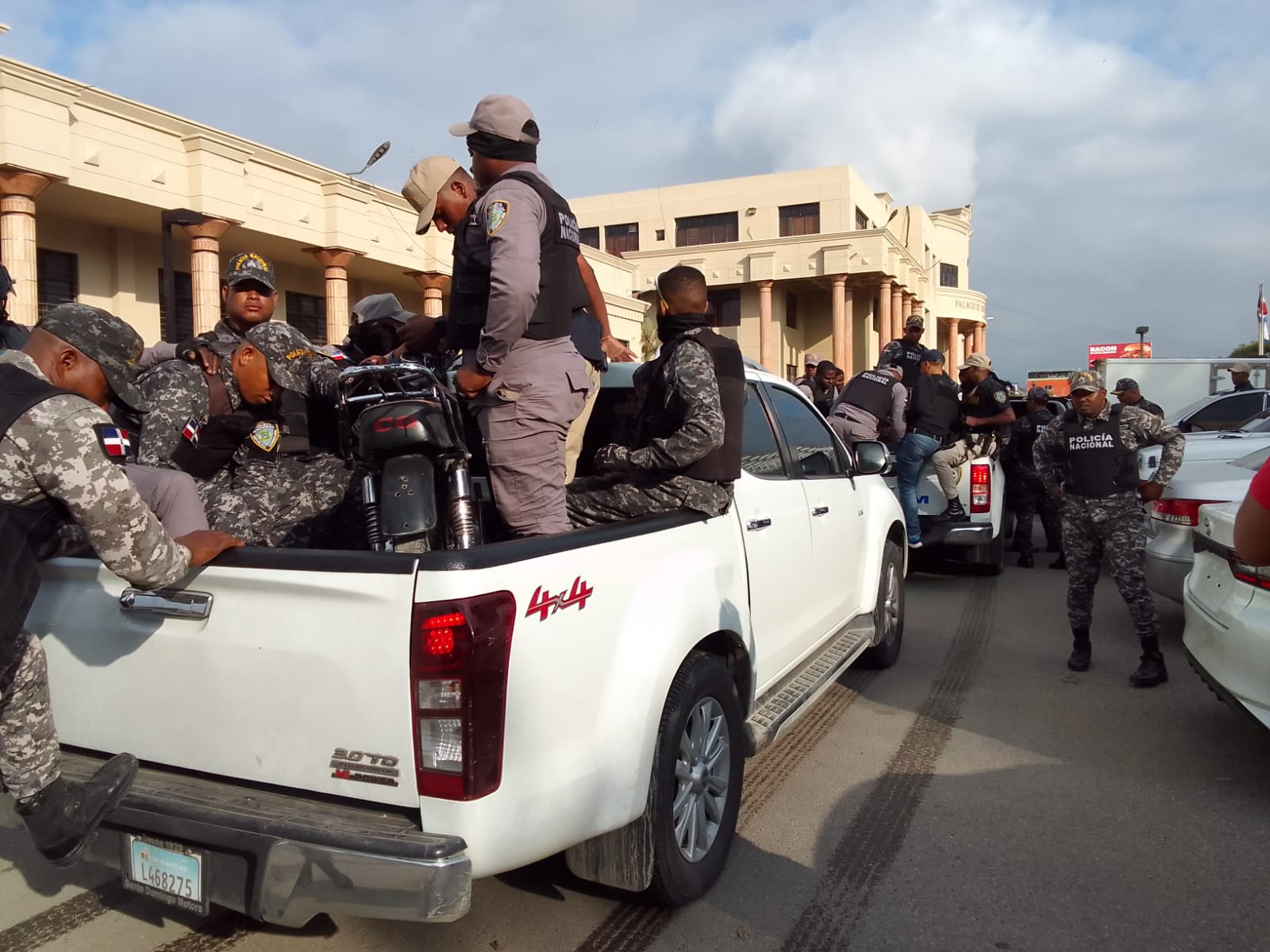 Autoridades realizan allanamientos en Navarrete