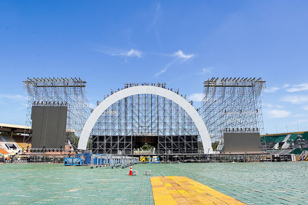 Montaje de escenario para concierto de Karol G se encuentra casi listo