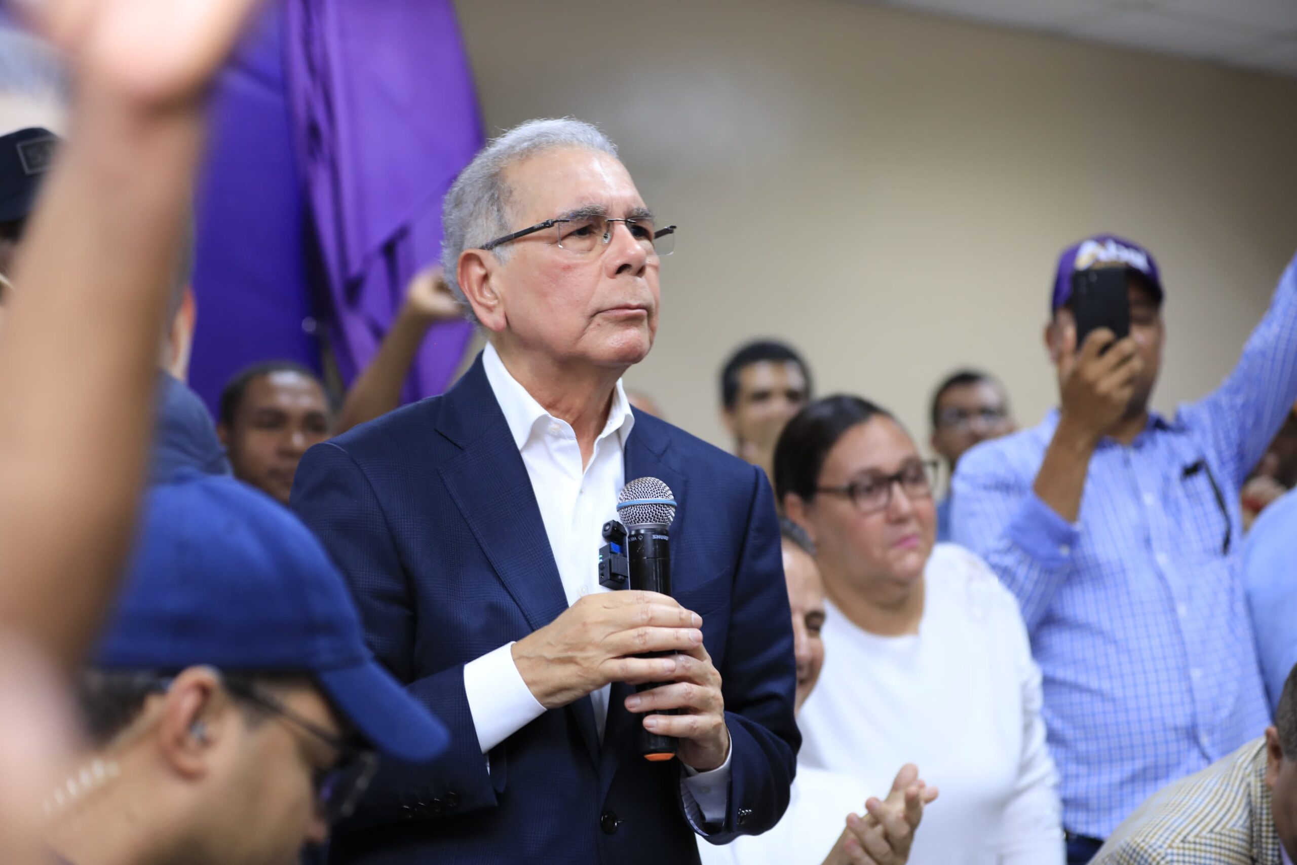Danilo Medina: "Ustedes no pueden permitir que  compren cédulas en sus narices”