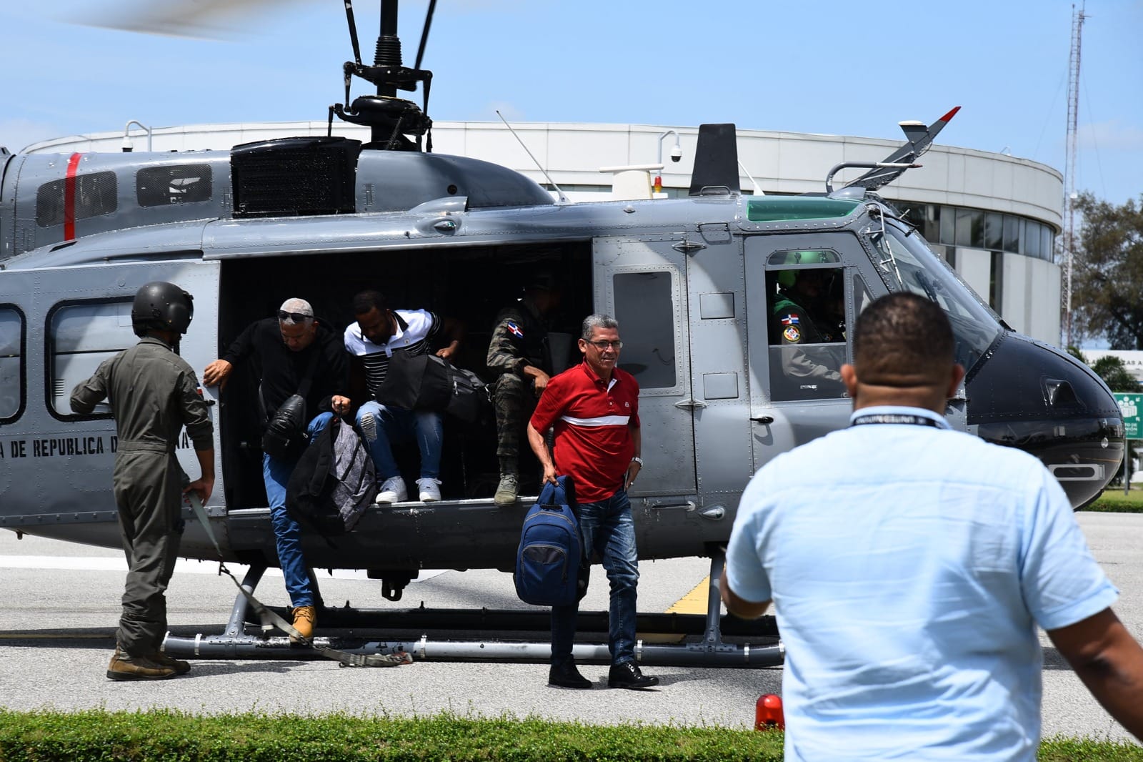 Evacuan a otros 11 dominicanos que residían en Haití