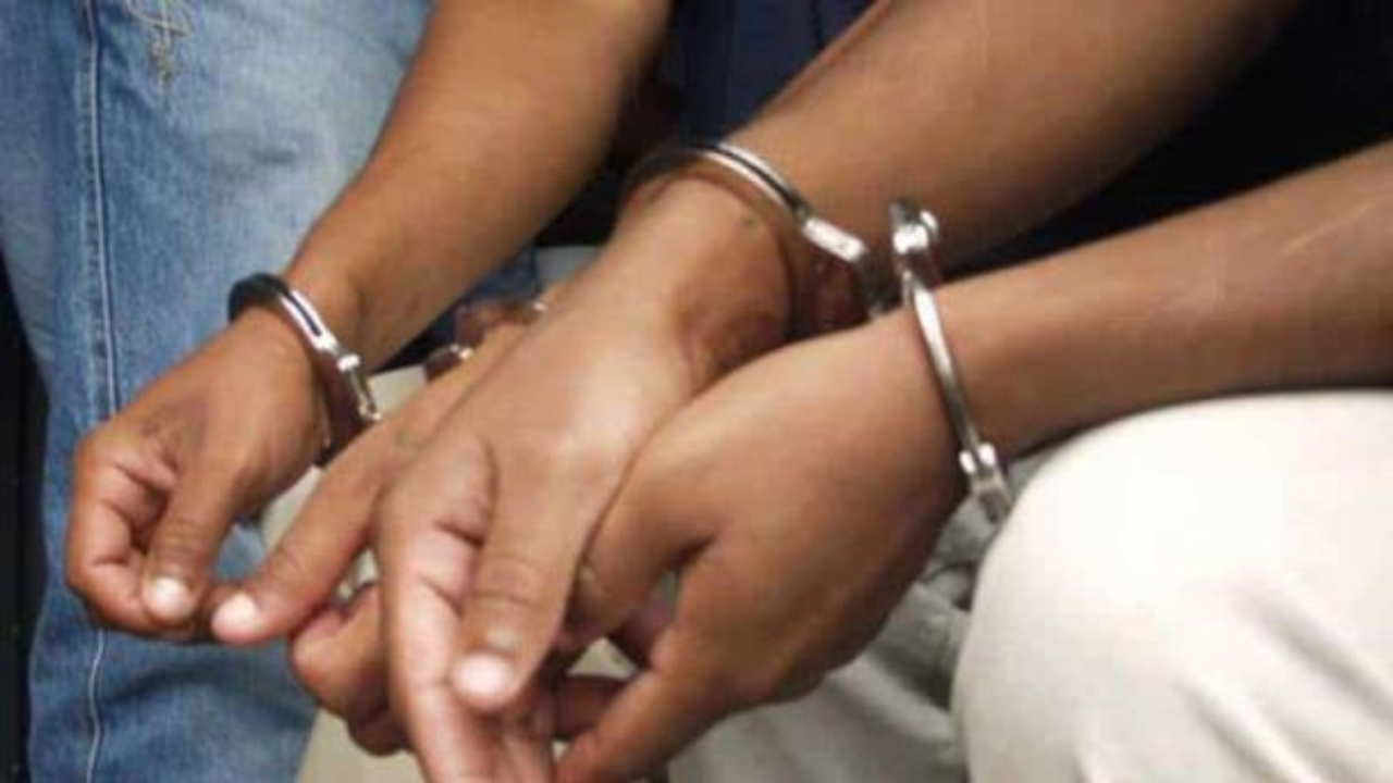 Apresan dos hombres con chivos supuestamente robados dentro de un carro
