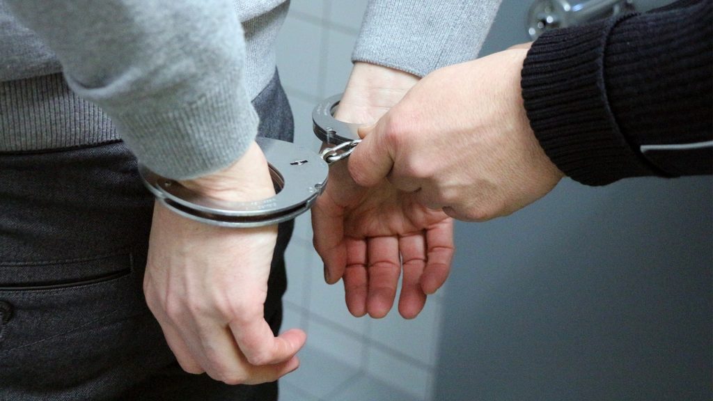 Arrestan a 3 hombres que interrumpieron misa en Nueva York para pedir "Palestina libre"