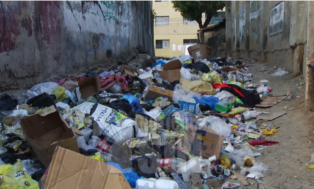 Moradores denuncian cúmulo de basura en los Alcarrizos