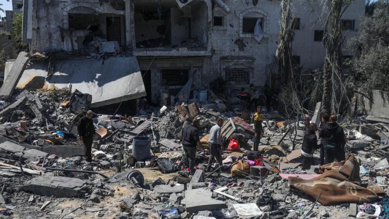 Al menos cinco muertos en bombardeo contra almacén de la UNRWA en Gaza