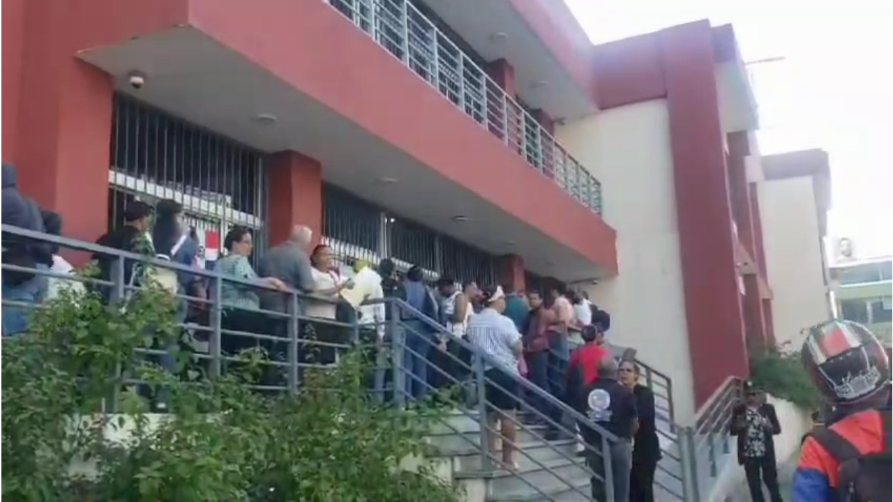 Vendedores protestan en reclamo de entrega de locales