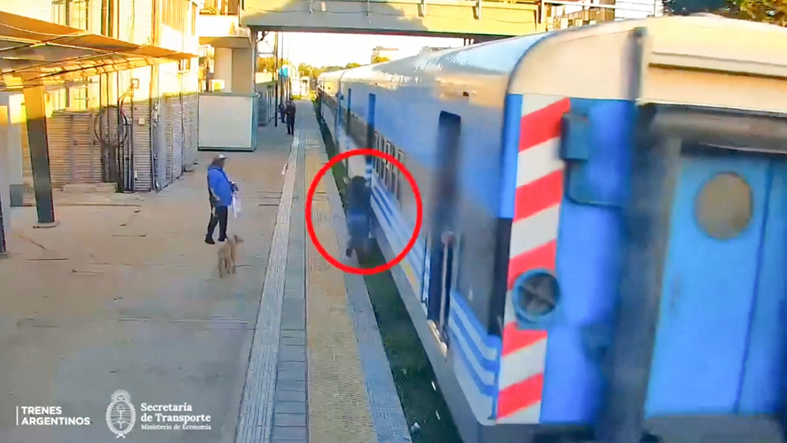 Mujer se salva tras caer debajo de un tren