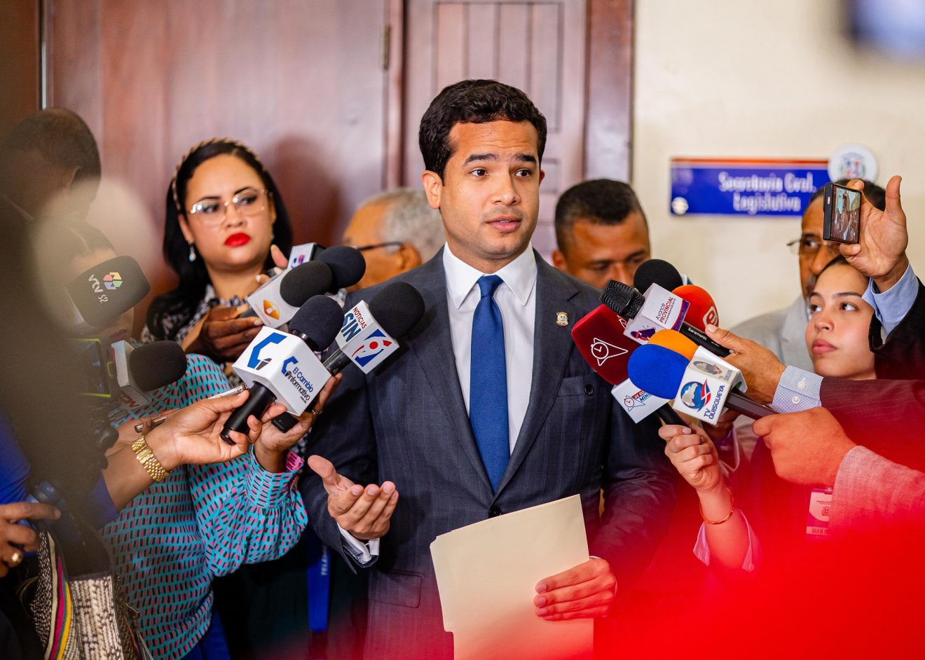 Omar Fernández deposita proyecto que libera de anticipos a microempresas