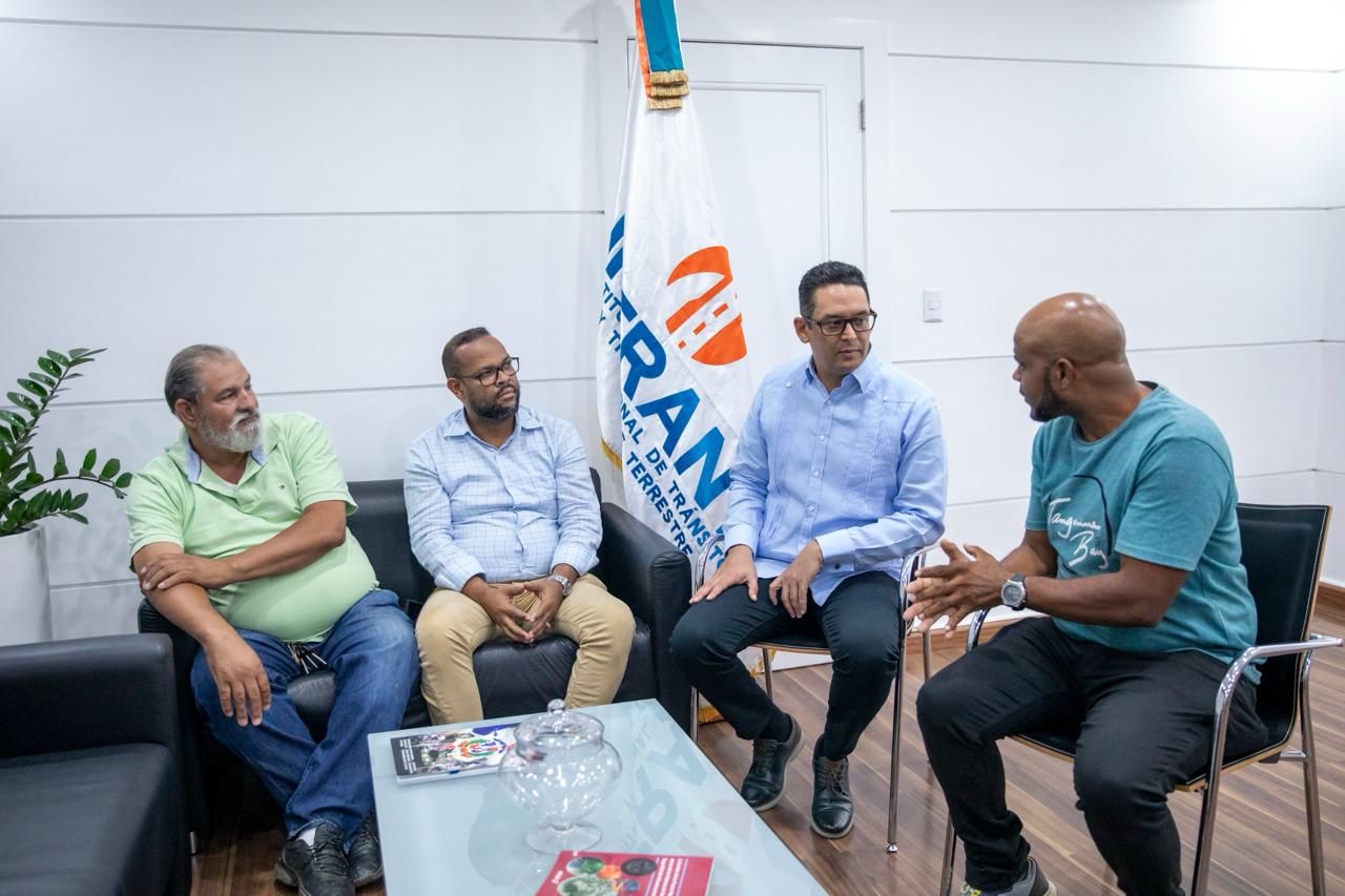 Tras reunión con el Intrant, dirigentes del transporte aseguran no han aumentado pasajes