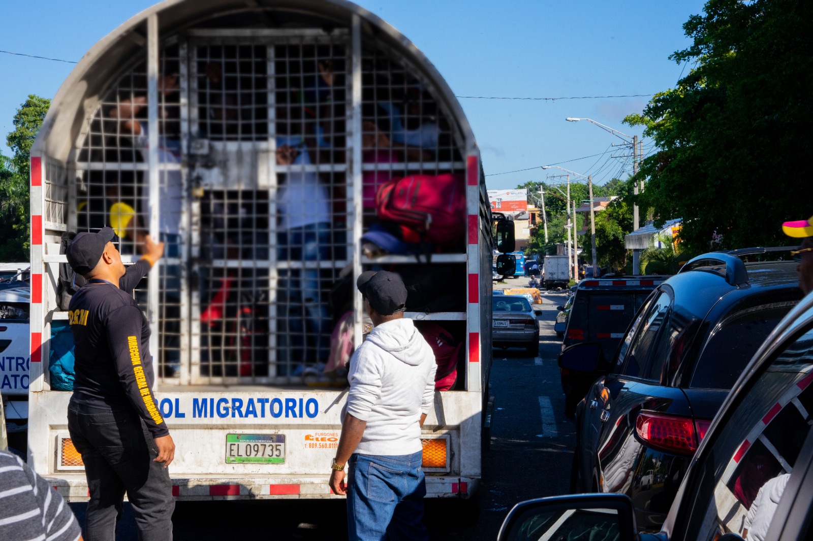 Someterán a la justicia a conductor de bávaro interrumpió labor de inspectores