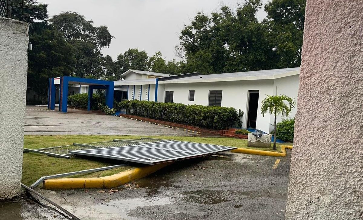 Se encuentra estable agente policial que le cayó portón de Conani