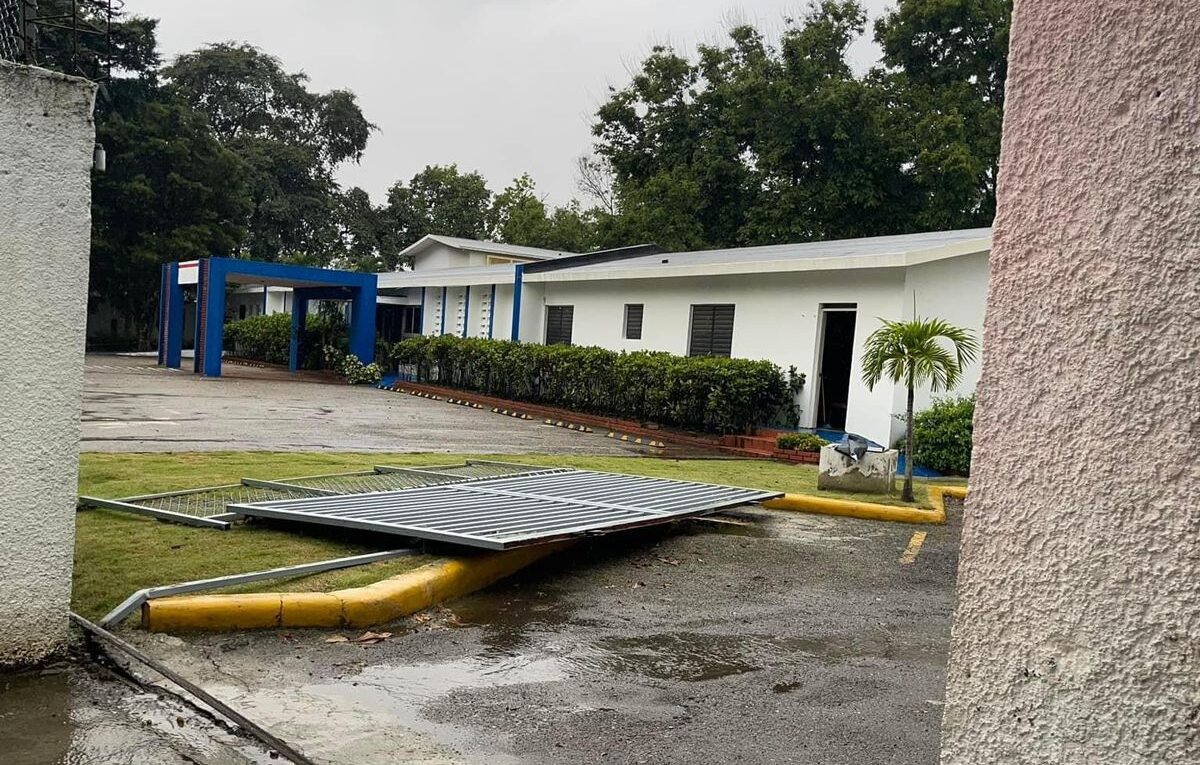 Portón de Conani cae sobre un agente policial en Jarabacoa