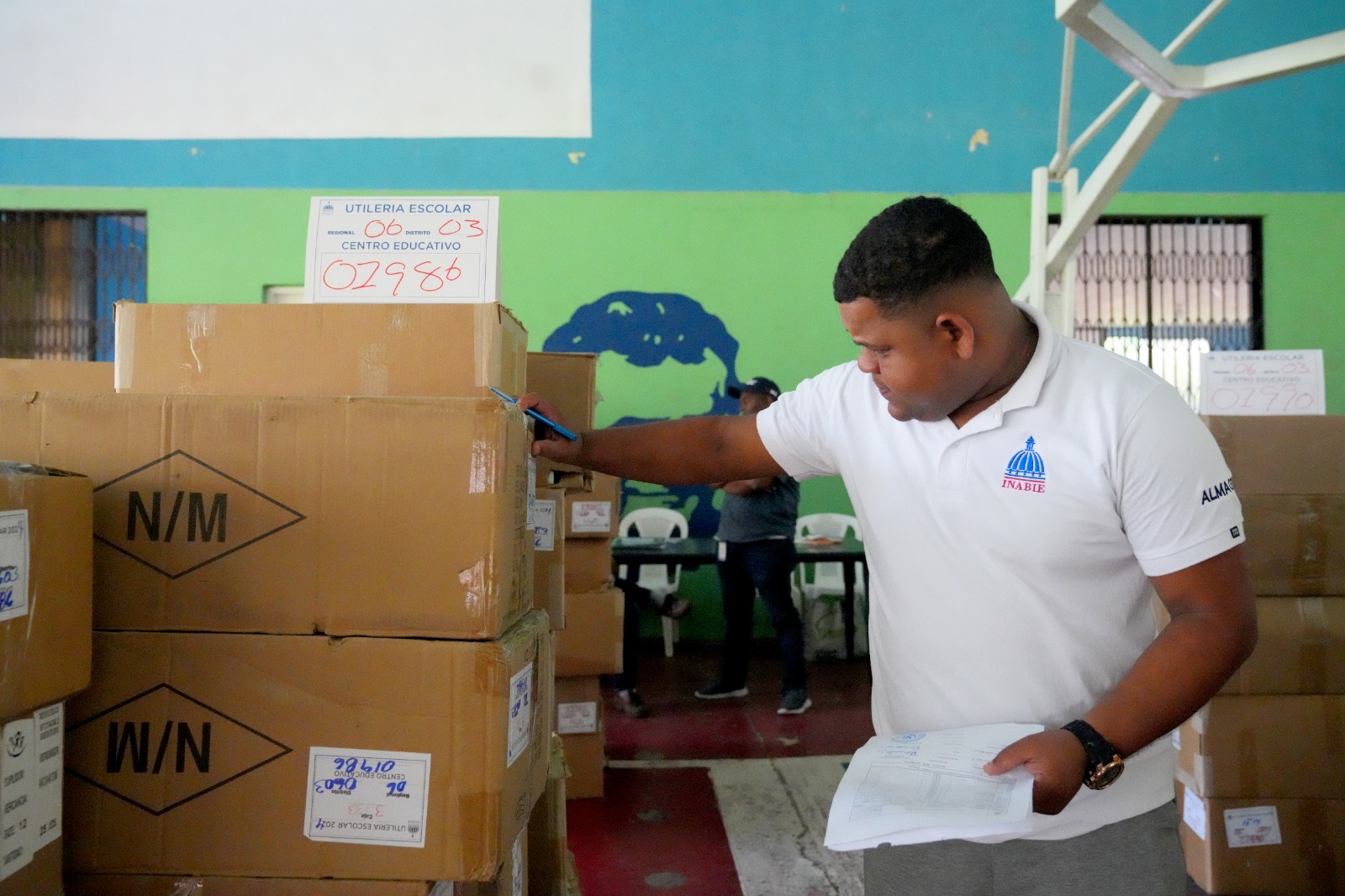 INABIE inicia traslado de uniformes y útiles del próximo año escolar