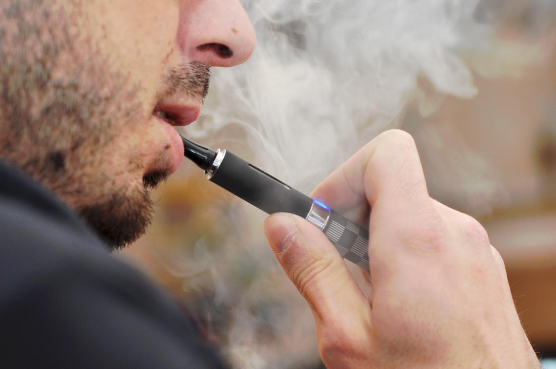Fumar vape es más común que el tabaquismo entre los jóvenes, según estudio  