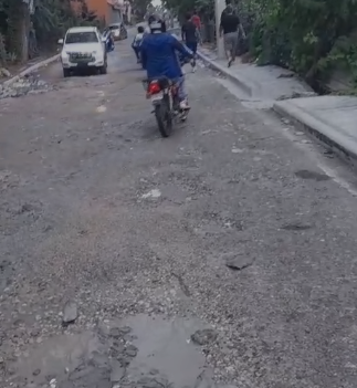 Comunitarios en Hatillo de San Cristóbal denuncian deterioro de calles y falta de agua