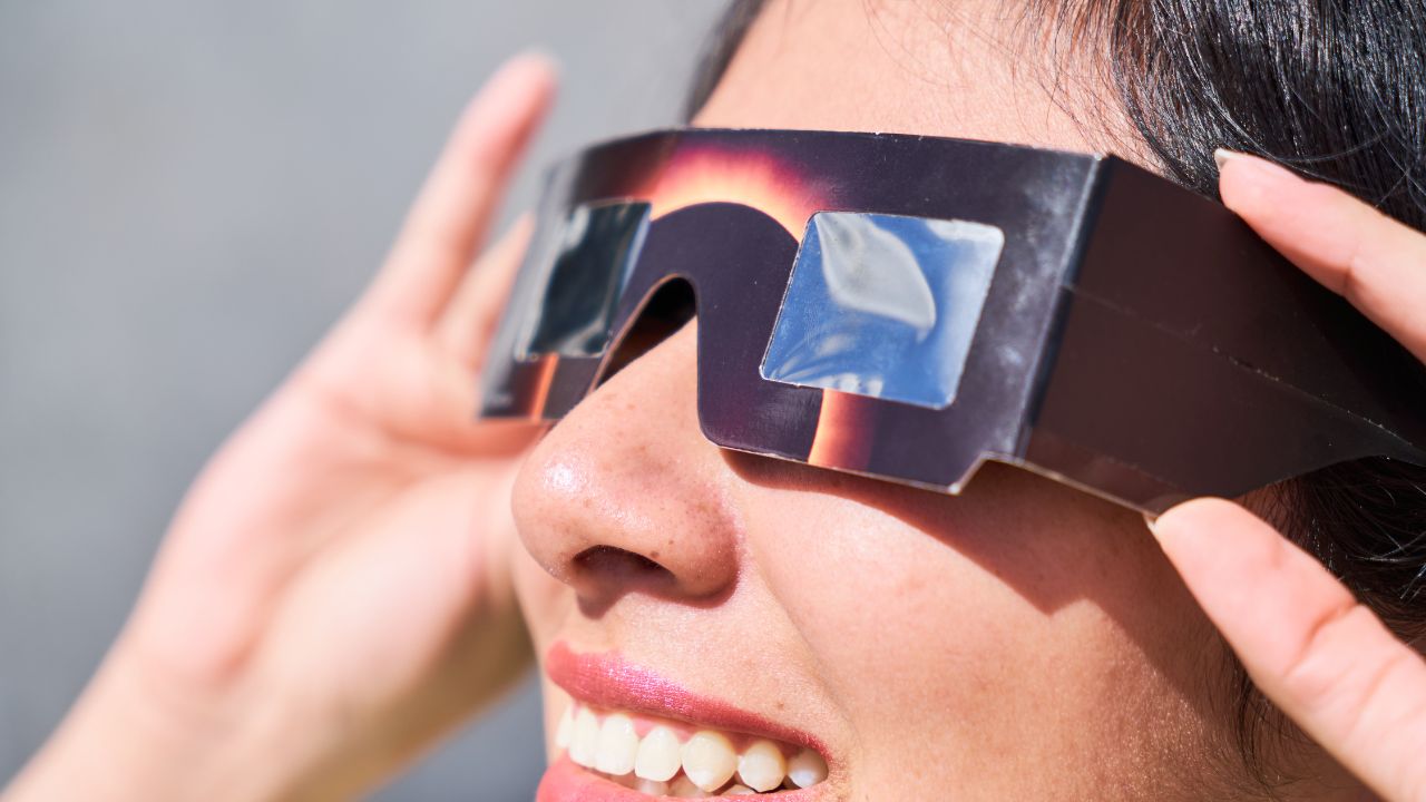 Por qué mirar el eclipse solar sin protección podría causar ceguera, según expertos