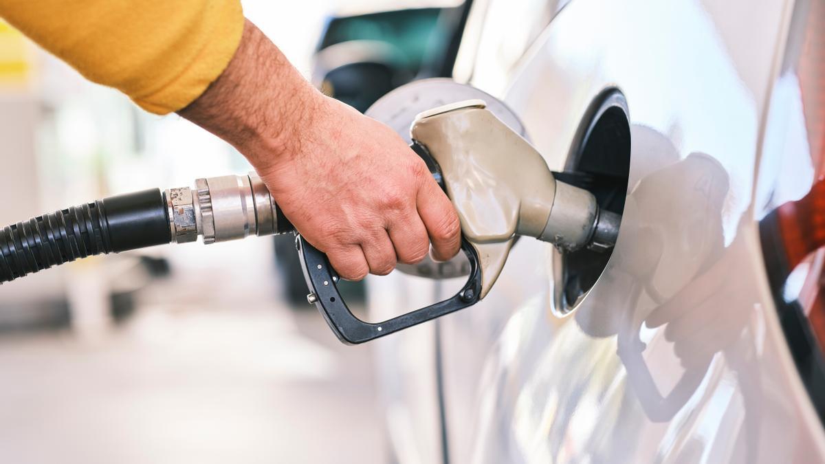 Entre RD$ 3 y RD$ 5 pesos bajan los precios de cuatro combustibles