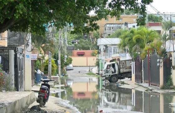 Entre en lodo se encuentran residentes de zonas vulnerables por las lluvias