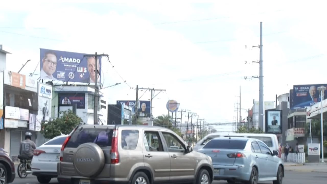 Afiches continúan en las calles, pese a campaña de desmonte