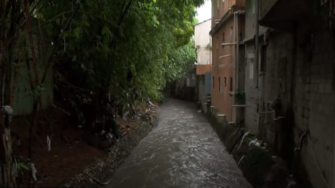 Barrios vulnerables demandan recogida de basura por temor a inundaciones