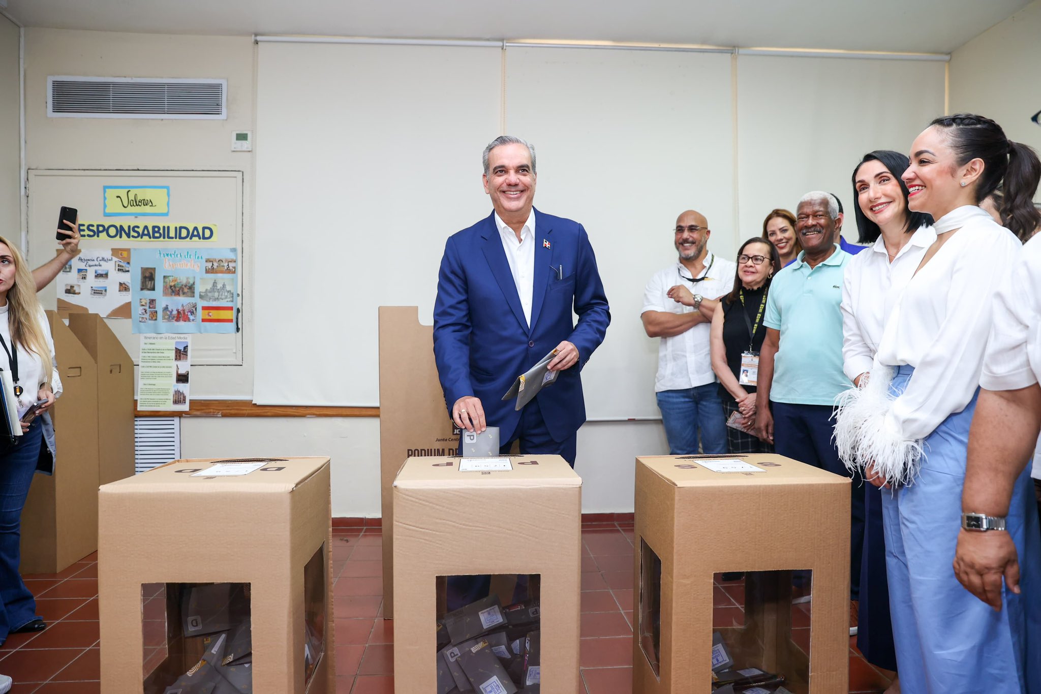 Abinader dice el proceso electoral "es transparente" y sin ningún tipo de incidentes
