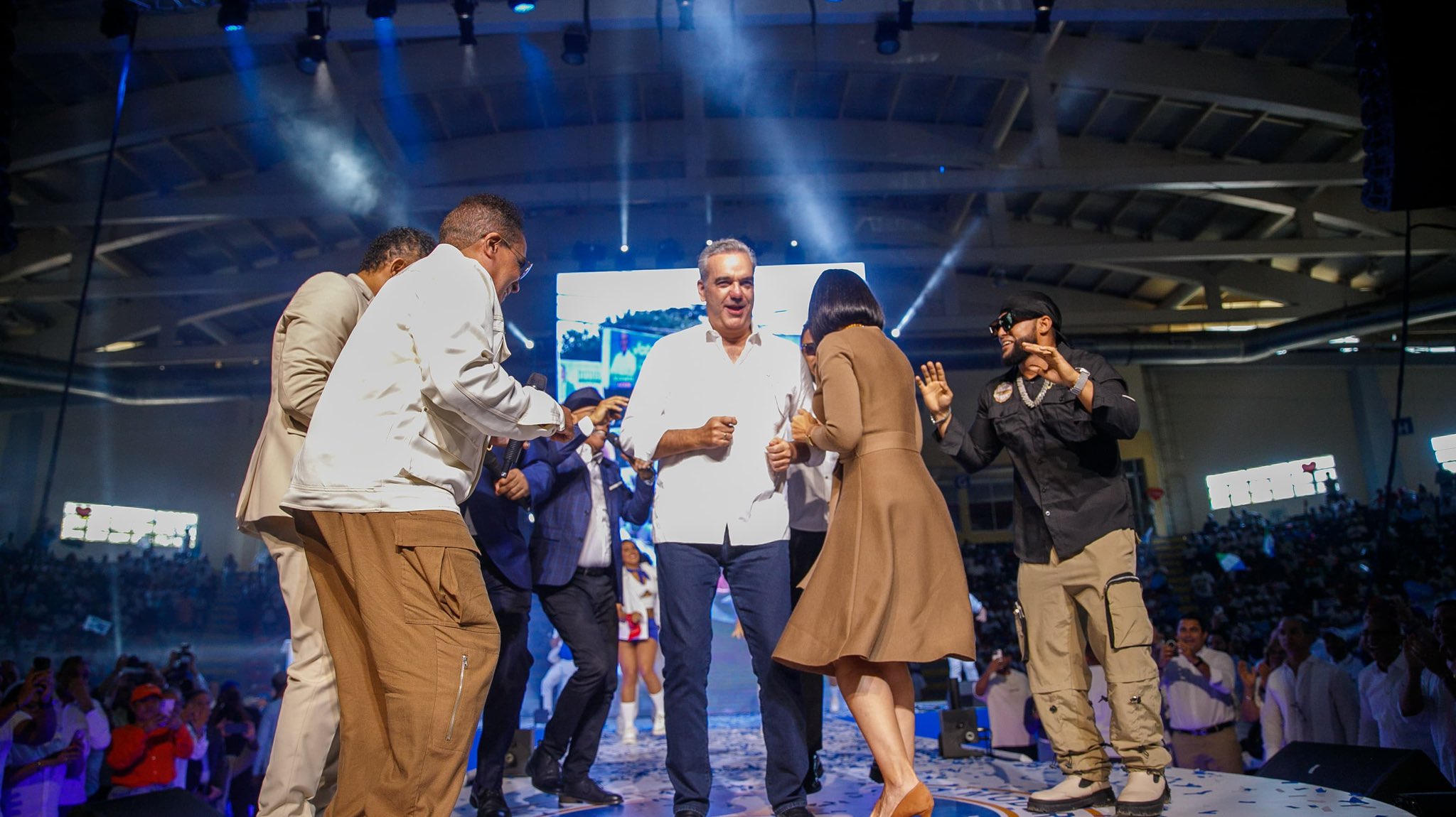 Abinader y Raquel bailan merengue durante cierre de campaña del PRM