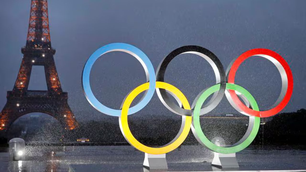 Francia recibe la antorcha de París 2024