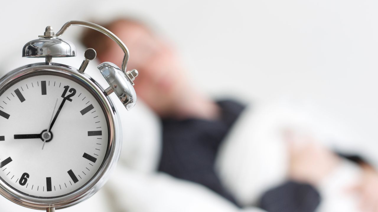 Expertos revelan el número de horas de sueño para una vida centenaria