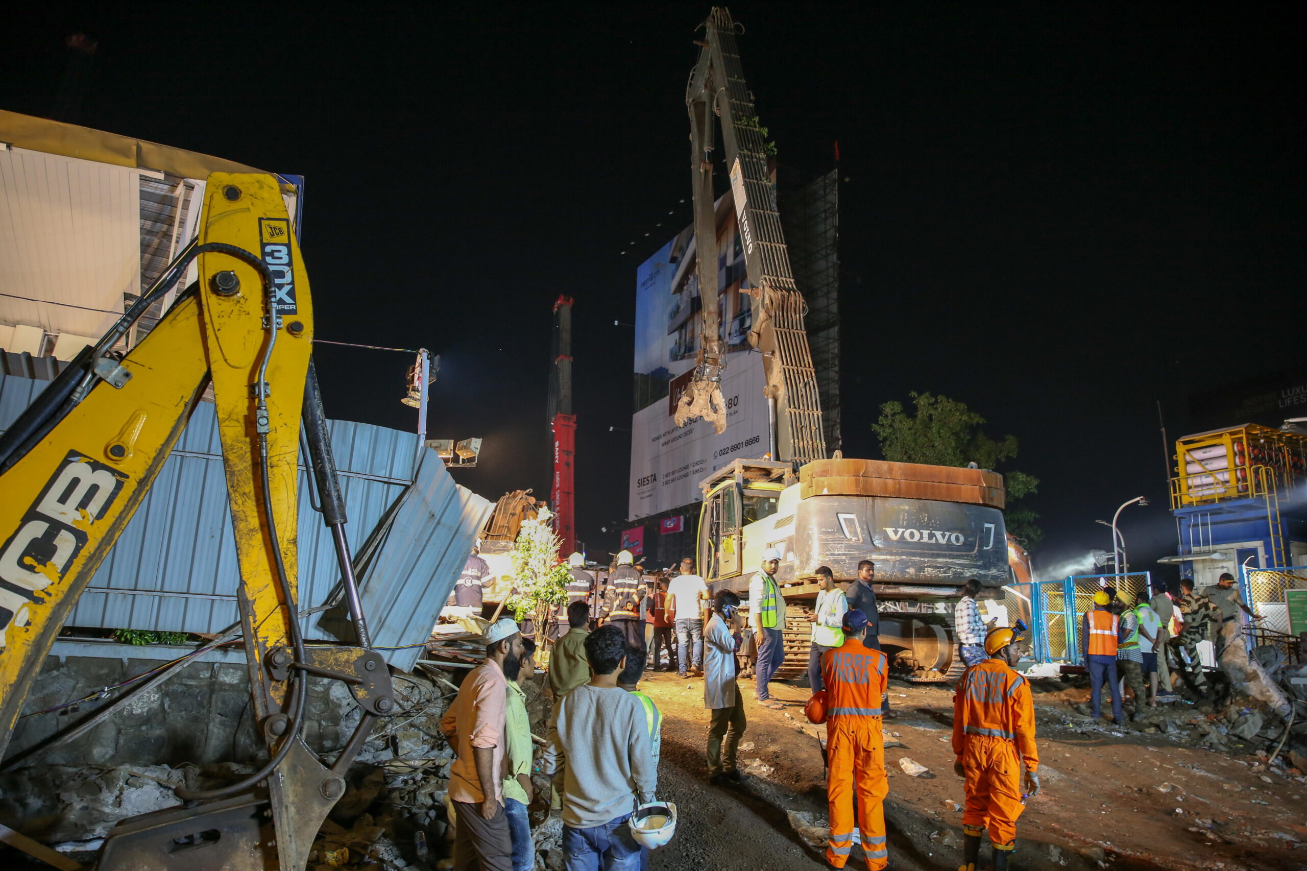 Aumentan a 14 los muertos por la caída de una valla publicitaria en una gasolinera en India