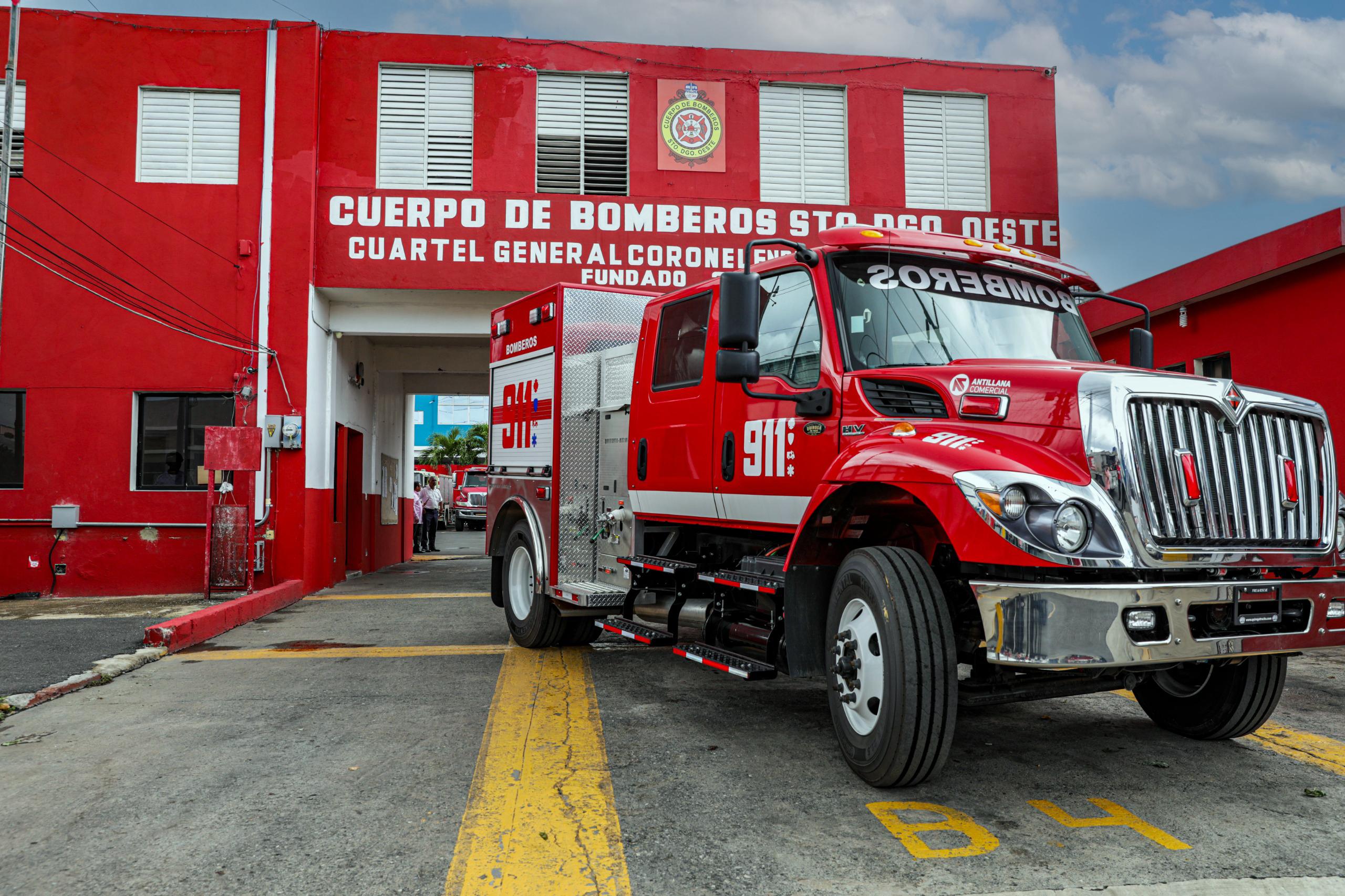 Entregan camión con herramientas para combatir incendios a Cuerpo de Bomberos de SDO