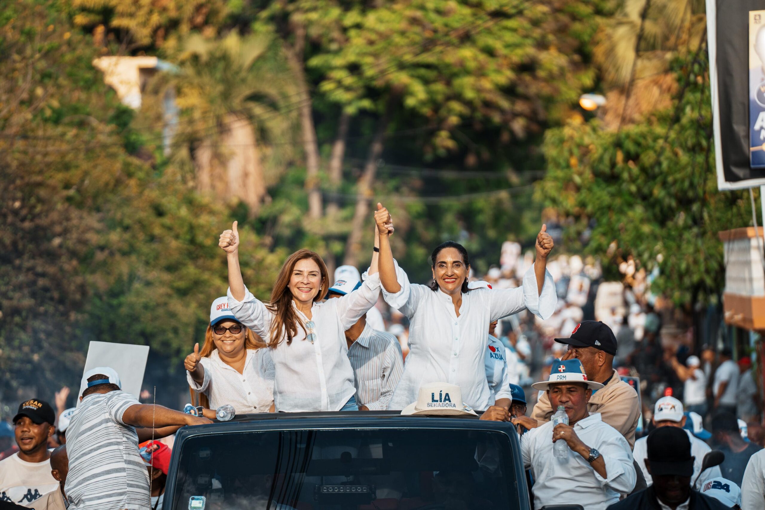 Carolina Mejía encabeza caravana en Azua, en apoyo a la senadora Lía Díaz