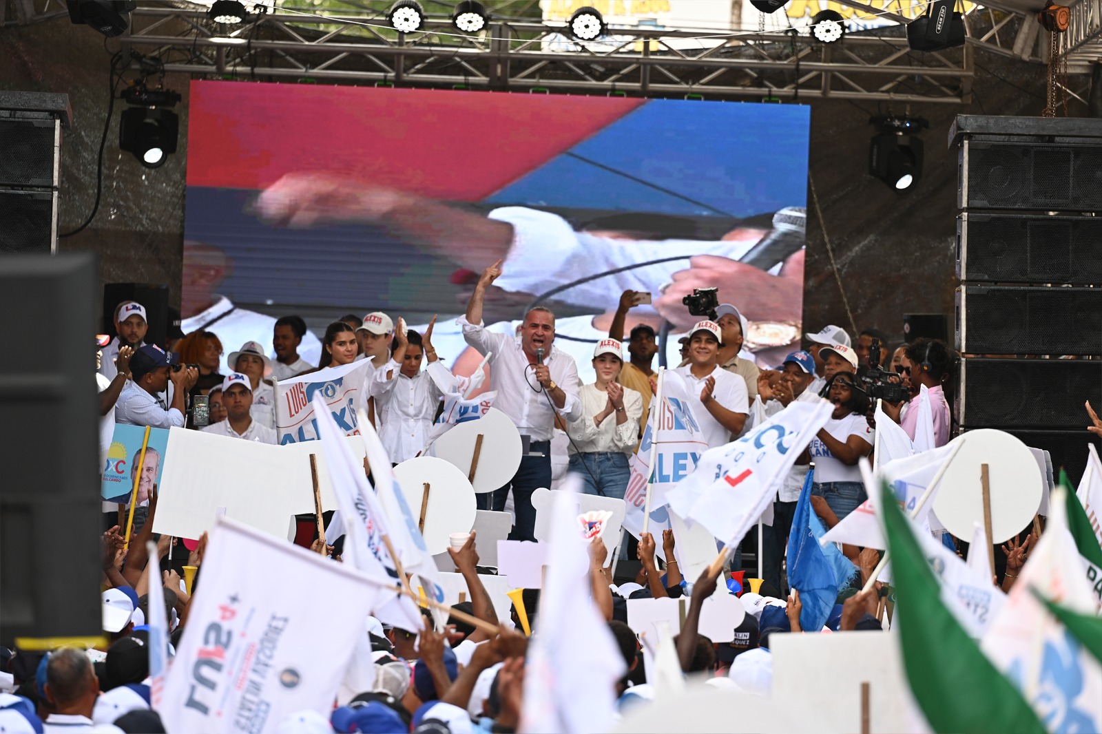 Alexis Victoria cierra campaña en María Trinidad Sánchez