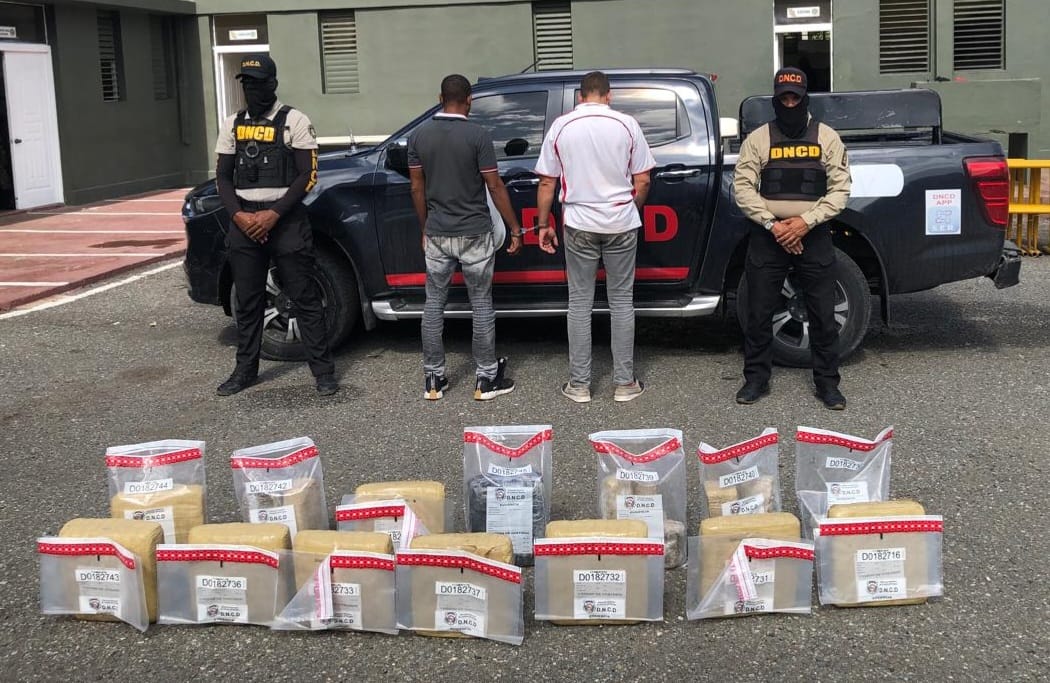 Apresan dos hombres con 119 libras de presunta marihuana en Azua