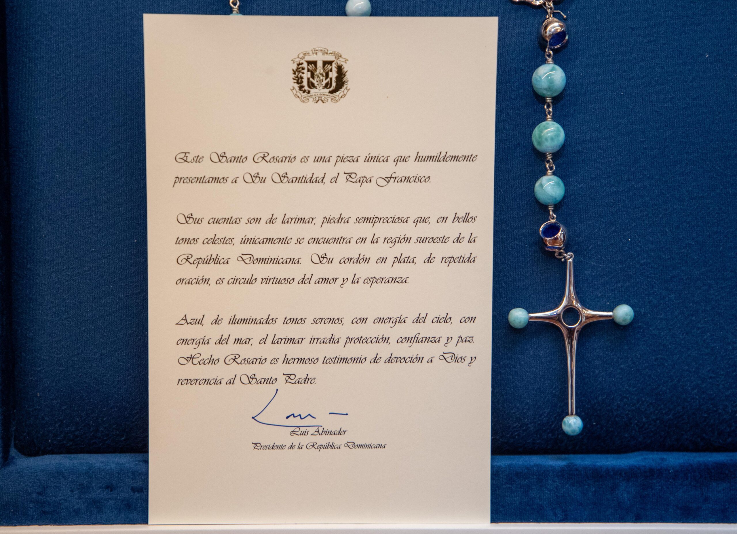 El obsequio único de Luis Abinader al Papa Francisco