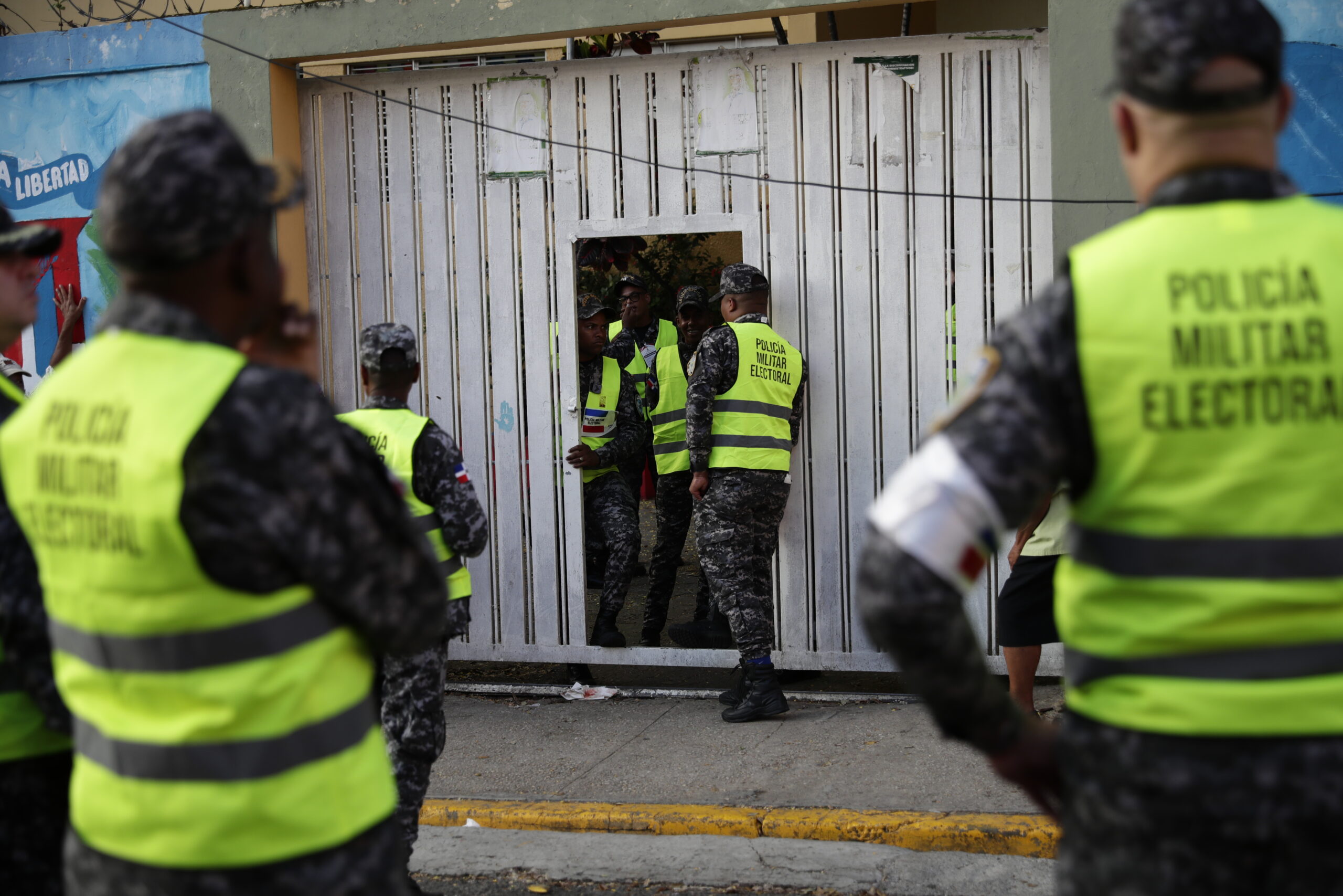 Amplia seguridad y un intenso calor, los otros protagonistas de los comicios de este domingo