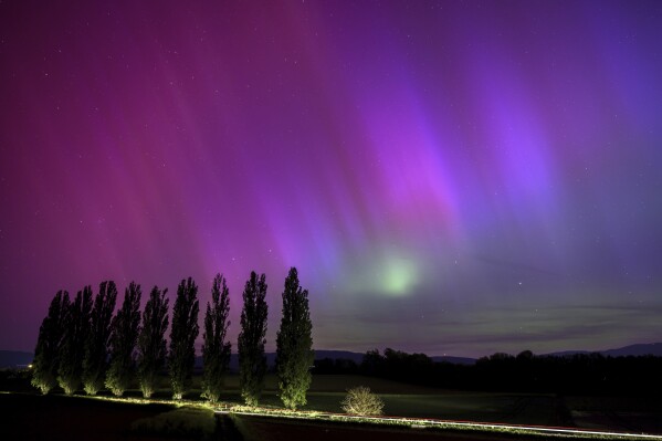 Condiciones geomagnéticas extremas continuarán el domingo con auroras boreales, según NOAA