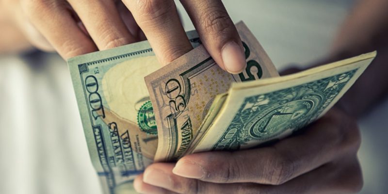 Detienen a una mujer que trató de vender a una chica por 2,300 dólares en Irak