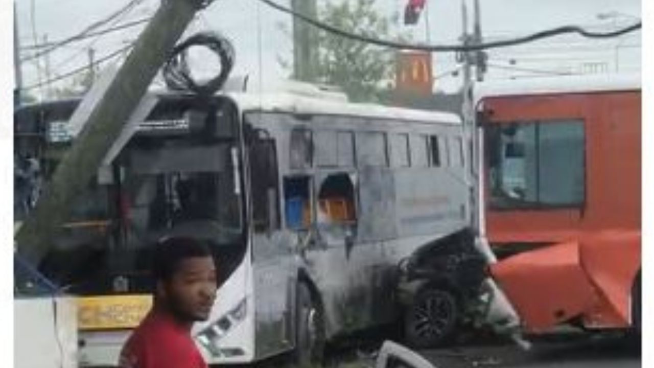 Reportan accidente múltiple en Avenida Charles de Gaulle, SDE; 911 despliega asistencia