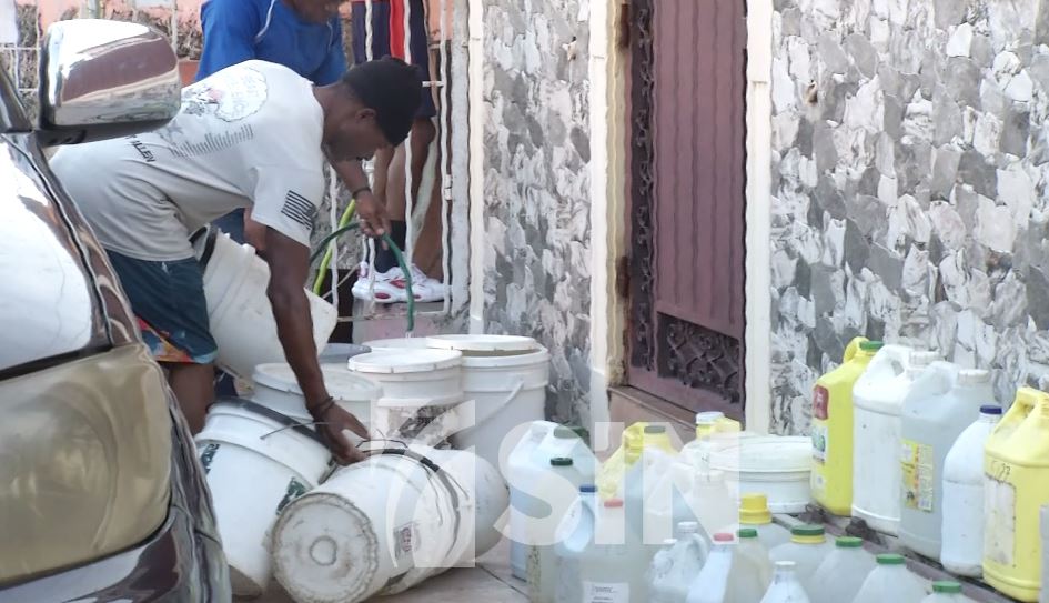 Con calor y sin agua están los residentes en Cristo Rey que aseguran la escasez los desesperados
