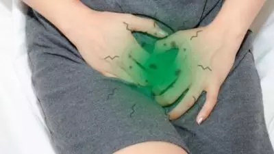 ¿Qué puedo hacer si mi vagina suda mucho y queda con un fuerte olor?